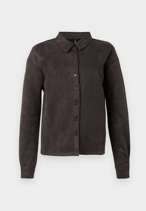 Chemise boutonnée marron foncé en tissu doux ressemblant au daim. Elle présente un col classique, des manches longues et six boutons sur le devant.