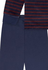 Marineblaues Schlafanzugset mit einem langärmeligen Oberteil, das rote Streifen aufweist, und einer einfarbigen Marineblau-Unterschicht. Weicher Stoff mit elastischem Taillenbund.