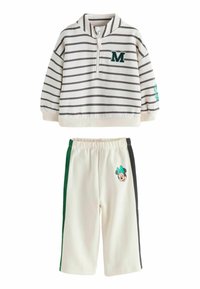 Sweter w paski z kołnierzem na pół zamek w kolorze kremowym i szarym, z zielonym logo „M”; pasujące kremowe szorty z zielonymi i czarnymi bokami oraz haftowaną postacią.