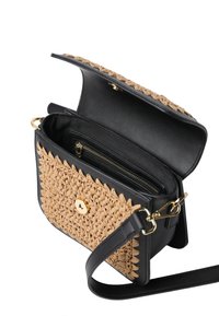 Sort lædertaske med en vævet tanfarvet front, udstyret med guldfarvede beslag, en lynlåslomme indeni og en aftagelig skulderrem.