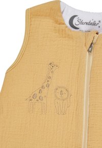 Gelbes Musselin-Schlafsack mit einem Reißverschluss vorne, der mit gestickten Designs von Giraffe und Löwe verziert ist. Weiche Textur, ärmelloses Design.