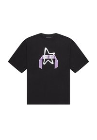 Camiseta negra con un gráfico de estrella blanca, una cinta morada y el texto “LOVE SCARS” en el centro. Mangas cortas, escote redondo.