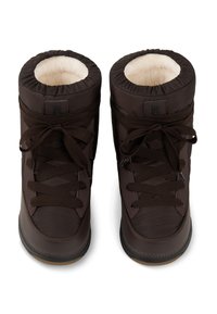 Brązowe ocieplane buty ze miękkim, puszystym wnętrzem, wyposażone w wysoki kołnierz, wiązanie na sznurowadła, wyraźne przeszycia i teksturowaną gumową podeszwę.