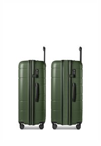 Deux valises rigides vert foncé avec poignées télescopiques noires déployées, poignées latérales, serrures à combinaison et quatre roulettes pivotantes sur fond blanc.