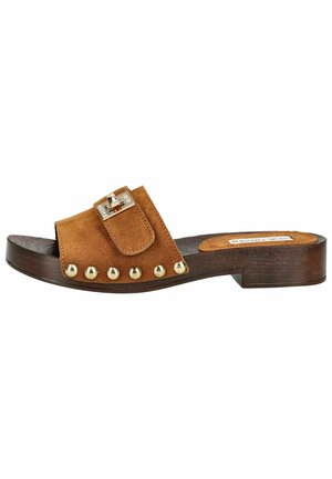 Sandale mule en daim marron avec petit talon en bois, clous dorés sur les côtés et boucle dorée sur la bride supérieure.