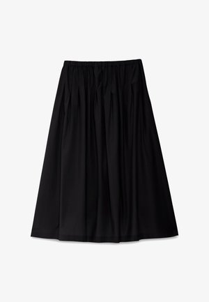 Schwarzer Midirock mit gesmoktem Gummibund und dezenten Falten, aus leichtem Stoff, flach auf weißem Hintergrund präsentiert.