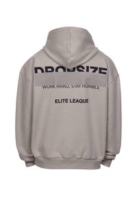 Sweat à capuche beige avec cordon de serrage, portant un texte noir : "DROPSIZE", "WORK HARD, STAY HUMBLE" et "ELITE LEAGUE" au dos.