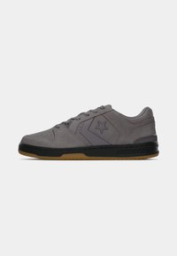Grå semsket sneakers med såle av svart gummi, har et diamantlogo-accent og snøring. Designet med glatte teksturer og minimale detaljer.