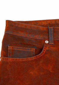 Jeans in denim color ruggine con tasca, cuciture blu a contrasto e bottone in metallo. Presentano una texture liscia e un design strutturato.