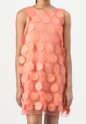 Ärmelloses transparentes korallenfarbenes Kleid mit mehreren 3D-runden Blütenapplikationen, die die Vorderseite und Seiten bedecken.