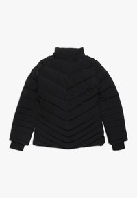 Černá péřová bunda s vysokým límcem, s rysem chevron prošívání a žebrovanými manžetami. Hladký materiál a izolační design.