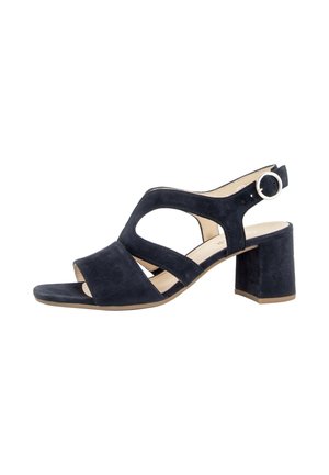 Zwarte suède open teen sandaal met blokhak, uitgesneden bandjes en enkelriem met zilverkleurige ronde gesp.