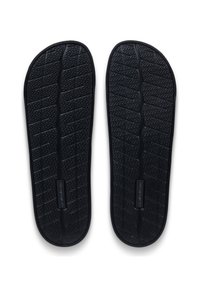 Μαύρες σόλες σαγιοναρών με υφασμένο μοτίβο κράτησης. Περιλαμβάνει το λογότυπο της Quiksilver. Καμπυλωμένες άκρες και λεία επιφάνεια για άνεση των ποδιών.