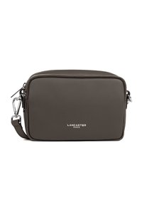 Borsa a tracolla in pelle grigia scura con chiusura a zip, tracolla regolabile e accessori in argento. Nella parte anteriore presenta il logo "LANCASTER PARIS". Forma rettangolare.