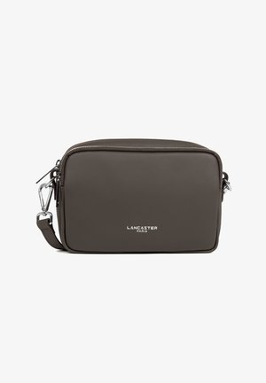 Dunkelgraue Leder-Umhängetasche mit Reißverschluss, verstellbarem Schultergurt und silbernen Hardware-Elementen. Die Vorderseite zeigt das Logo "LANCASTER PARIS". Rechteckige Form.