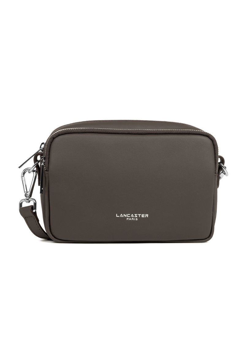 Borsa a tracolla in pelle grigia scura con chiusura a zip, tracolla regolabile e accessori in argento. Nella parte anteriore presenta il logo "LANCASTER PARIS". Forma rettangolare.