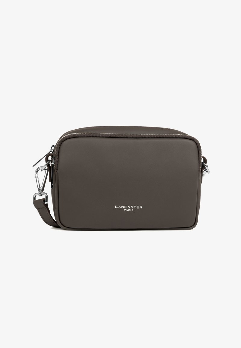 Borsa a tracolla in pelle grigia scura con chiusura a zip, tracolla regolabile e accessori in argento. Nella parte anteriore presenta il logo "LANCASTER PARIS". Forma rettangolare.