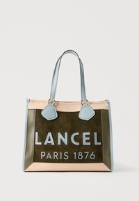 Ορθογώνια τσάντα ώμου με μπλε λαβές, μπεζ περιθώρια και πάνελ ελιάς πράσινο, με το κείμενο "LANCEL PARIS 1876" στο μπροστινό μέρος.