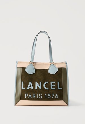 Pravokutna torba za nošenje s plavim ručkama, bež obrubom i maslinasto zelenim panelima, s natpisom "LANCEL PARIS 1876" na prednjoj strani.