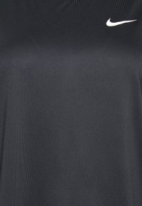 Schwarzes Sportshirt aus glattem Material mit Rundhalsausschnitt, ausgestattet mit einem kleinen weißen Nike-Logo auf der oberen linken Seite.
