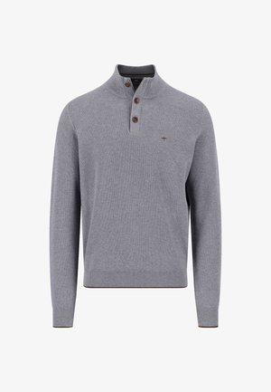 Grijze gebreide trui met een voorste sluiting met drie bruine knopen, geribbelde manchetten en zoom, en een subtiel textuurpatroon.