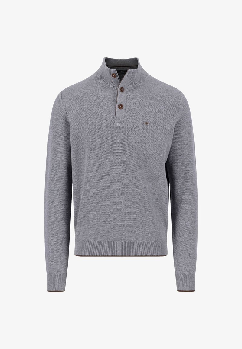 Maglione a girocollo grigio in maglia, con patta frontale dotata di tre bottoni marroni, polsini e orlo a coste e un delicato motivo a trama.