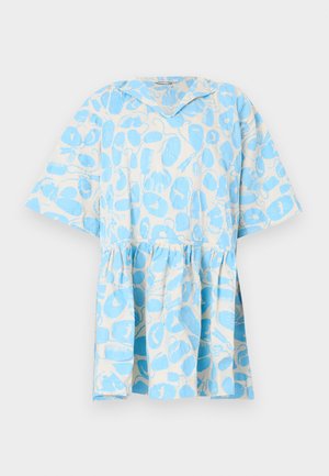 Brīvs, īss piedurkņu kleita ar savāktu jostu un vieglu zilu abstraktu rakstu uz baltas pamatnes, ar platā apkakli.