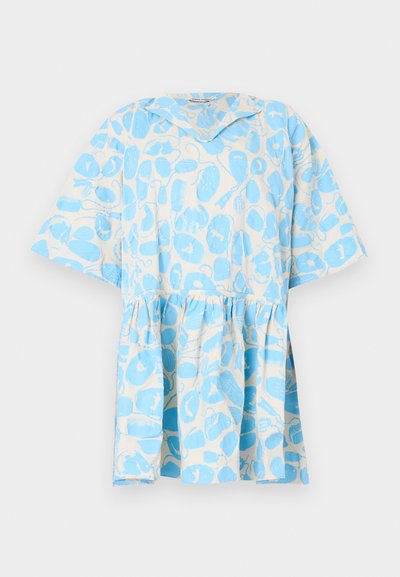 Φόρεμα με χαλαρή εφαρμογή και κοντά μανίκια, με σούρες στη μέση και ανοιχτό μπλε αφηρημένο μοτίβο σε λευκό φόντο, με φαρδύ γιακά.
