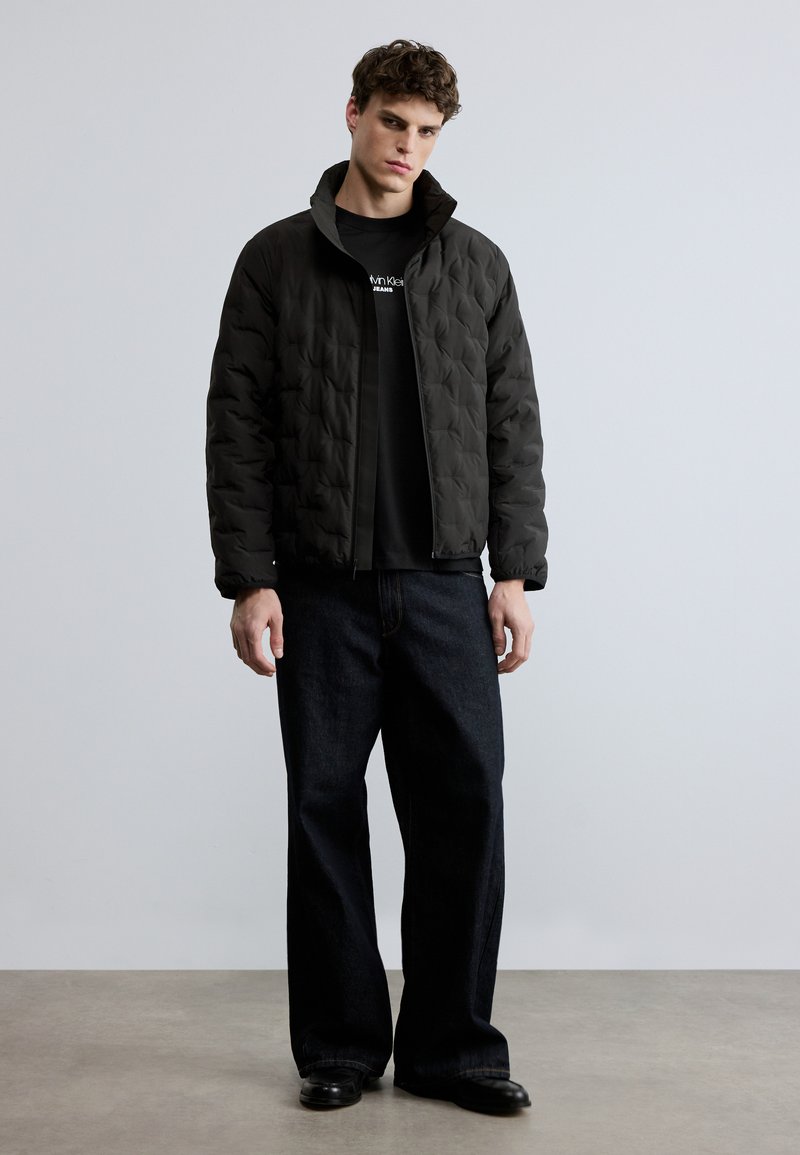 Calvin Klein HEAT SEAL QUILTED PUFFER - Bunda z prachového peří - black
