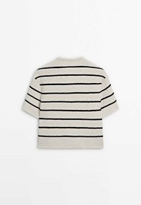 Sweter dzianinowy w paski z teksturowanym kremowym ciałem i czarnymi poziomymi paskami, krótki rękaw i okrągły dekolt.