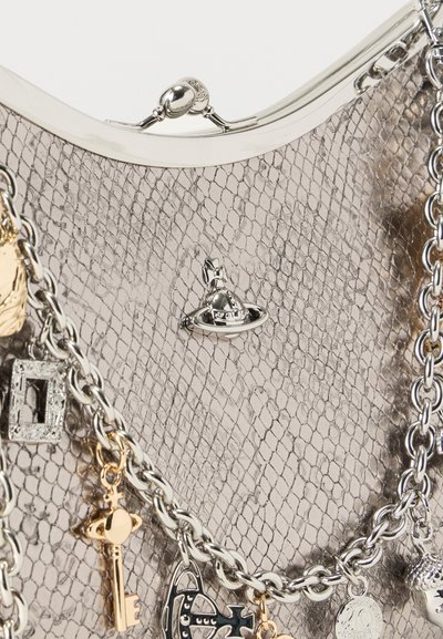 Τσάντα από ανοιχτόμεταλλο δέρμα φιδιού με κούμπωμα σε σχήμα ασημένιας σφαίρας, ασημένια και χρυσή αλυσίδα με διακοσμητικά που περιλαμβάνουν κλειδιά, κέρματα και μενταγιόν σε σχήμα πλανήτη.