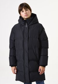 Parka acolchada negra con capucha, que cuenta con un cierre frontal, bolsillos laterales y secciones acolchadas. Fabricada con material liso y resistente al agua.