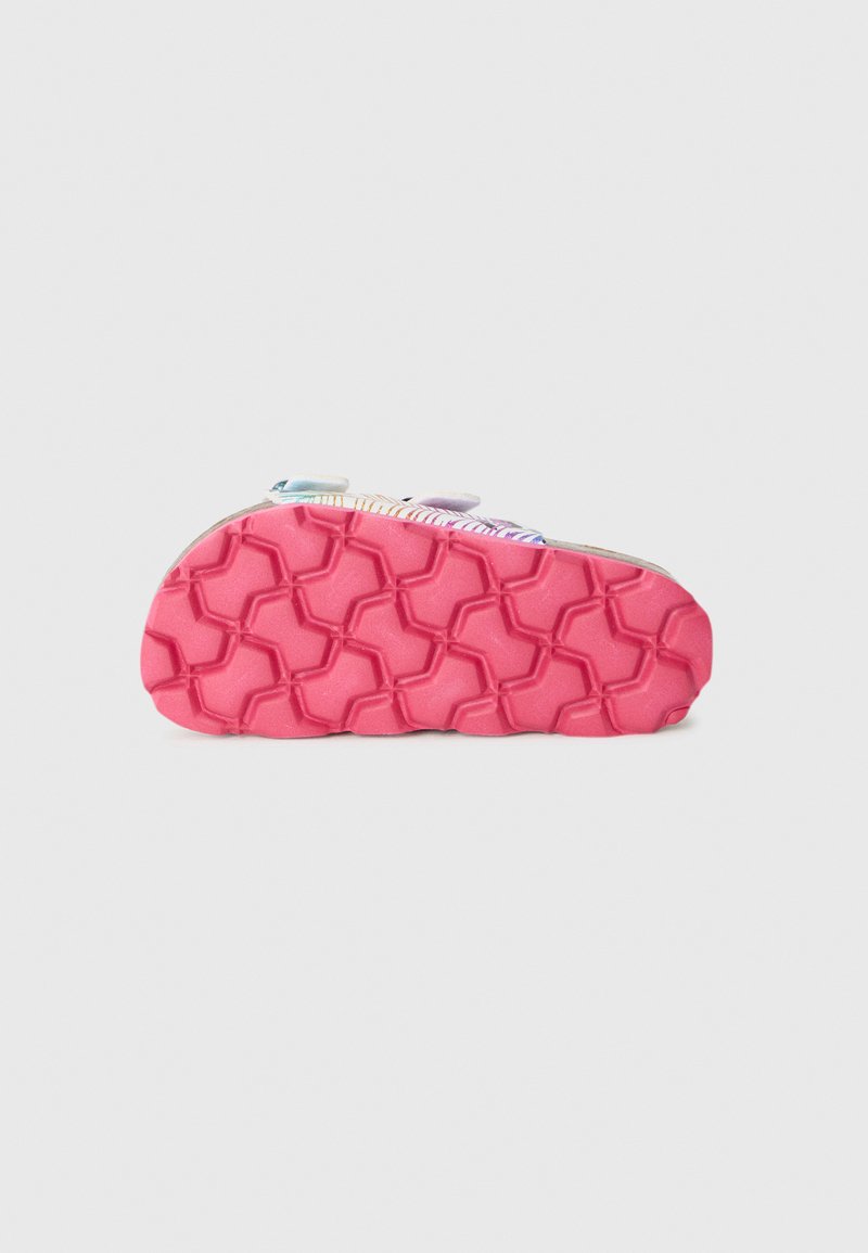 Sneaker mit einer strukturierten pinken Sohle, mehrfarbigen Riemen und einem hellen Oberdesign. Geeignet für legere Freizeitkleidung.