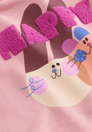 Rosa Stoff mit einem verspielten Design eines Hasengesichts, strukturierten lila Buchstaben, die "HAPPY" buchstabieren, und bunten Akzenten.