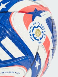 Pallone da calcio Adidas con superficie testurizzata, caratterizzato da colori rosso, blu e bianco. Mostra il logo "Mundial de Clubes FIFA" e motivi a stella.