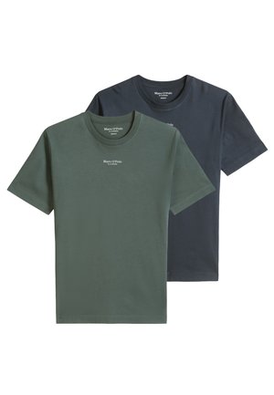 Zwei kurzärmlige T-Shirts mit Rundhalsausschnitt, eines dunkelgrün und eines dunkelblau, jeweils mit kleinem weißem Marc O'Polo-Logo auf der Brust.
