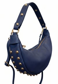 Sac à épaule en cuir bleu avec des clous dorés le long des bords et de la sangle, et une fermeture éclair dorée sur le dessus.