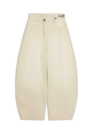 Bež hlače širokih nogavica s visokim strukom, na gumb i patentni zatvarač, prednjim džepovima i trakama za remen, ravno položene na bijeloj pozadini.