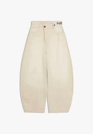 Bež hlače širokih nogavica s visokim strukom, na gumb i patentni zatvarač, prednjim džepovima i trakama za remen, ravno položene na bijeloj pozadini.