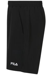 Pantalones cortos deportivos negros de tejido ligero. Cuentan con una cinturilla elástica, bolsillos laterales y un logo blanco de FILA en la parte frontal inferior.