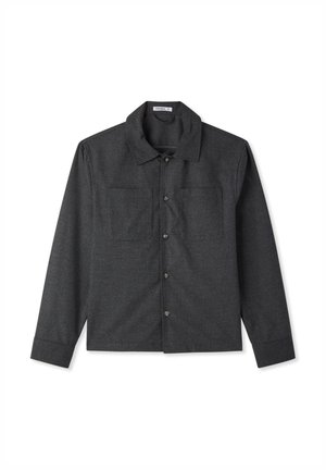 Camicia grigia con bottoni realizzata in tessuto strutturato, con colletto a punta, due tasche sul petto e maniche lunghe con polsini abbottonati.