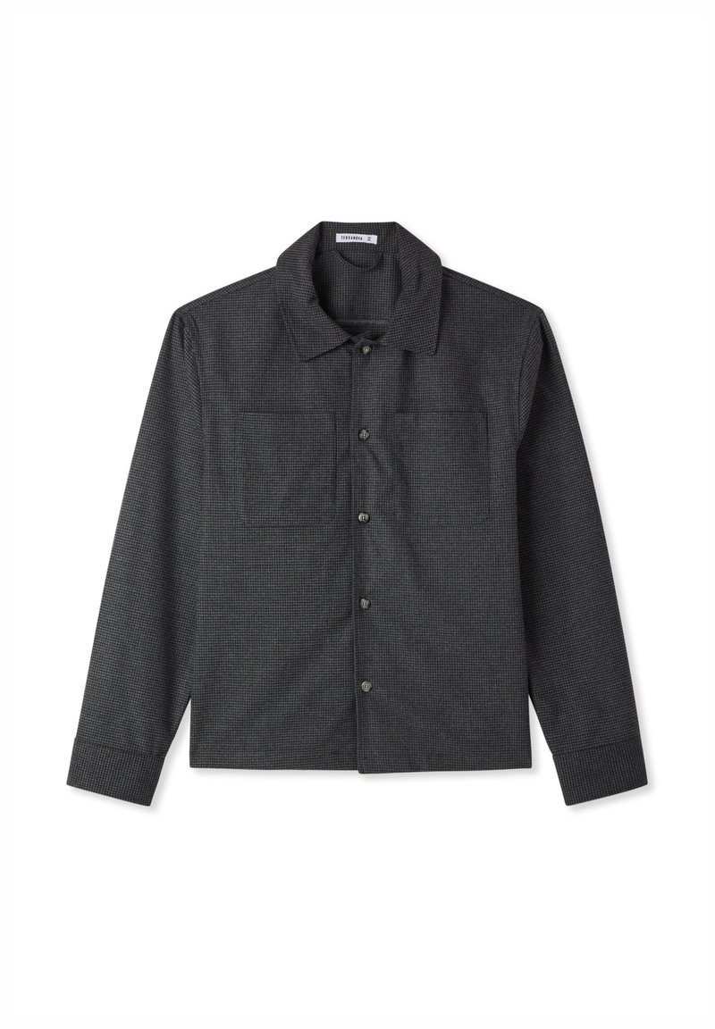 Camicia grigia con bottoni realizzata in tessuto strutturato, con colletto a punta, due tasche sul petto e maniche lunghe con polsini abbottonati.