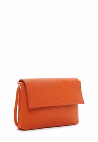 Leder-Schultertasche in leuchtendem Orange mit strukturiertem Finish. Besitzt einen umklappbaren Deckel, eine schlanke Form und einen abnehmbaren Tragegurt.