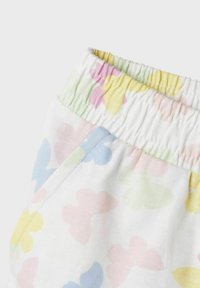 Pantalones con cintura elástica en tejido ligero que presentan una base blanca con estampados de mariposas en tonos pastel de color rosa, amarillo, verde y azul.