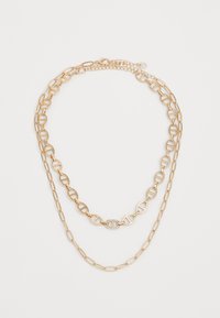 Collana a più strati in tonalità oro con anelli ovali, una chiusura decorativa centrale con piccole pietre trasparenti e una texture a catena sottile.