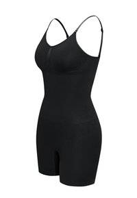 Body de faja negro con tirantes ajustables, tejido suave, diseño ajustado y corte a media pierna. Sin costuras visibles ni adornos.