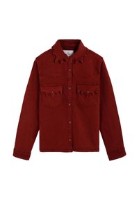 Camisa de mezclilla roja con cuello puntiagudo y bolsillos decorativos con bordes en forma de ola. Tiene mangas largas y cierre de botones en la parte delantera. Tejido texturizado.