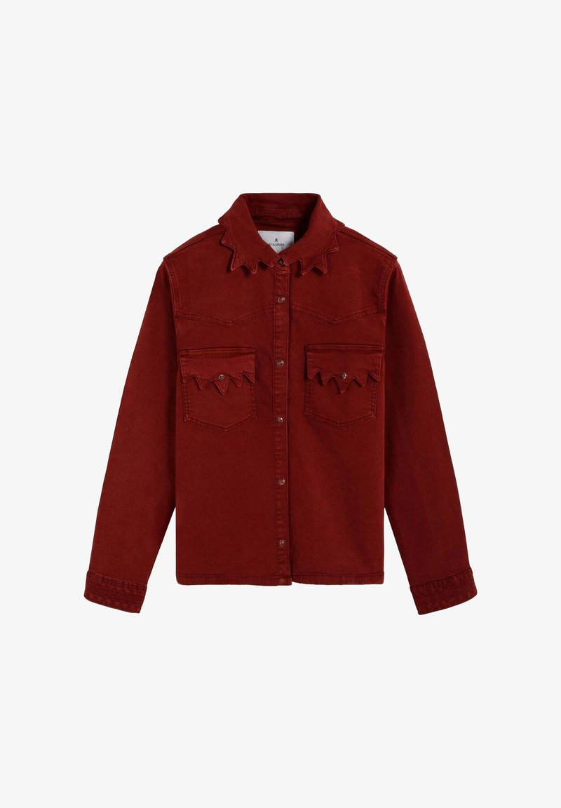 Camisa de mezclilla roja con cuello puntiagudo y bolsillos decorativos con bordes en forma de ola. Tiene mangas largas y cierre de botones en la parte delantera. Tejido texturizado.