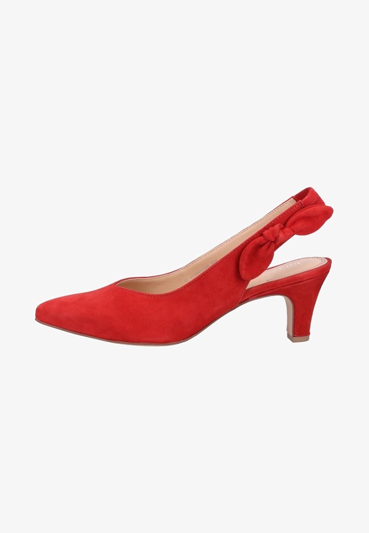 Chaussure en daim rouge à talon kitten, bride arrière, bout pointu et nœud décoratif sur le côté.