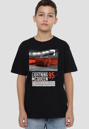 Schwarzes T-Shirt mit einem Grafik von Lightning McQueen in Rot, und fett gedrucktem Text "LIGHTNING MCQUEEN 95" sowie Renndetails darunter.